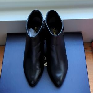 EUC Sz 6.5 Brooks Brothers black ankle booties